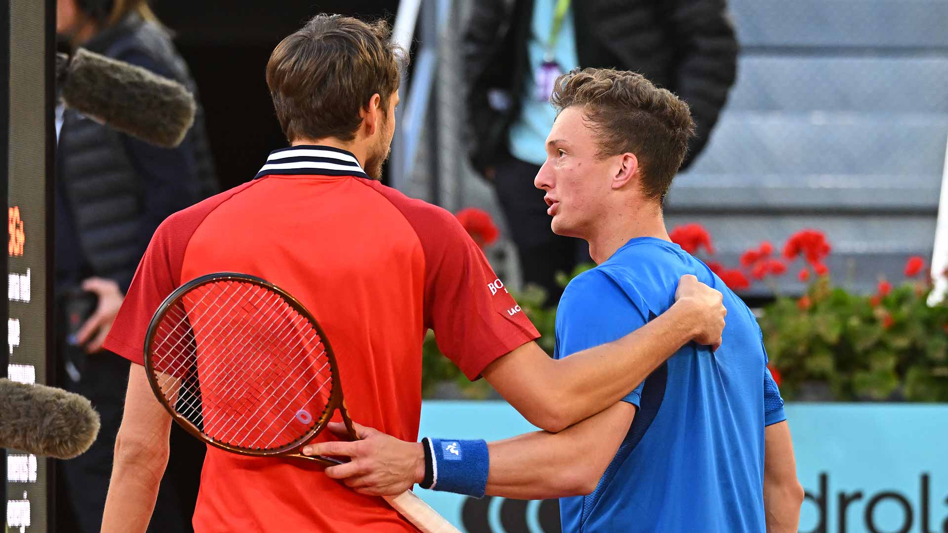 Даниил Медведев не смог завершить четвертьфинальный матч на Мастерсе в Мадриде